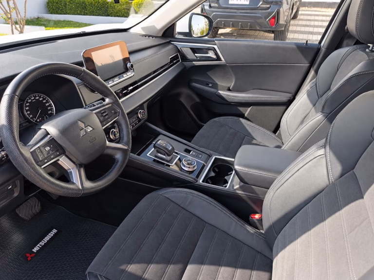 Mitsubishi Outlander — foto 10 de 20