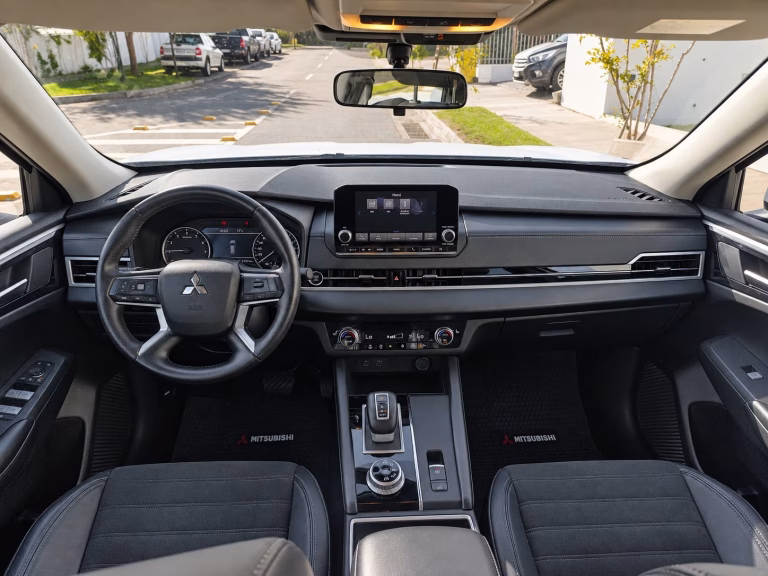Mitsubishi Outlander — foto 11 de 20