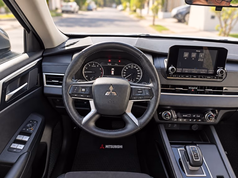 Mitsubishi Outlander — foto 12 de 20