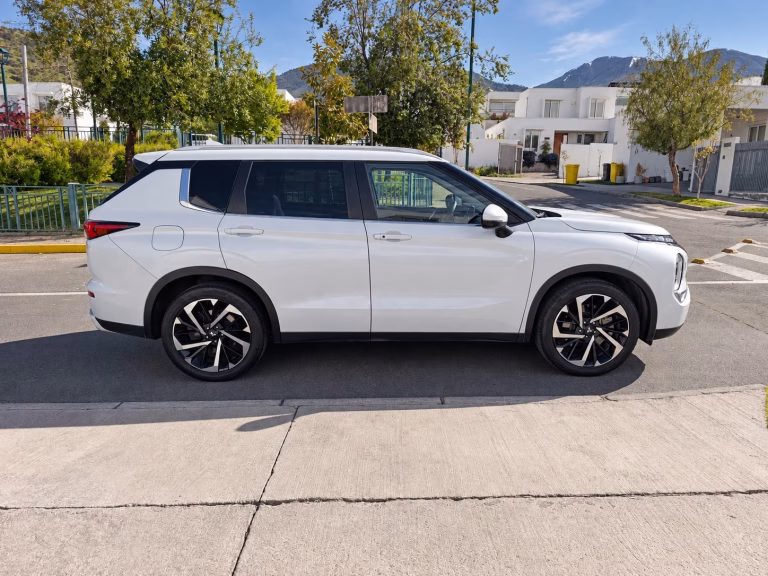 Mitsubishi Outlander — foto 3 de 20