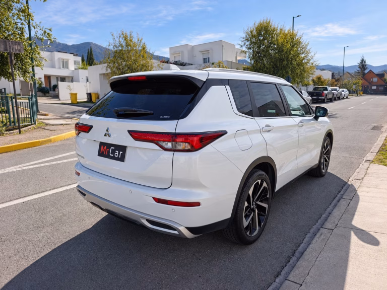 Mitsubishi Outlander — foto 4 de 20