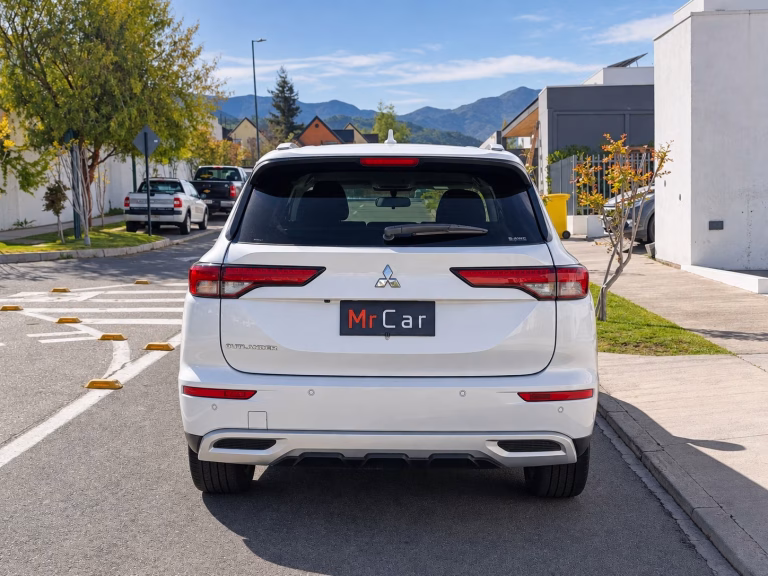 Mitsubishi Outlander — foto 5 de 20