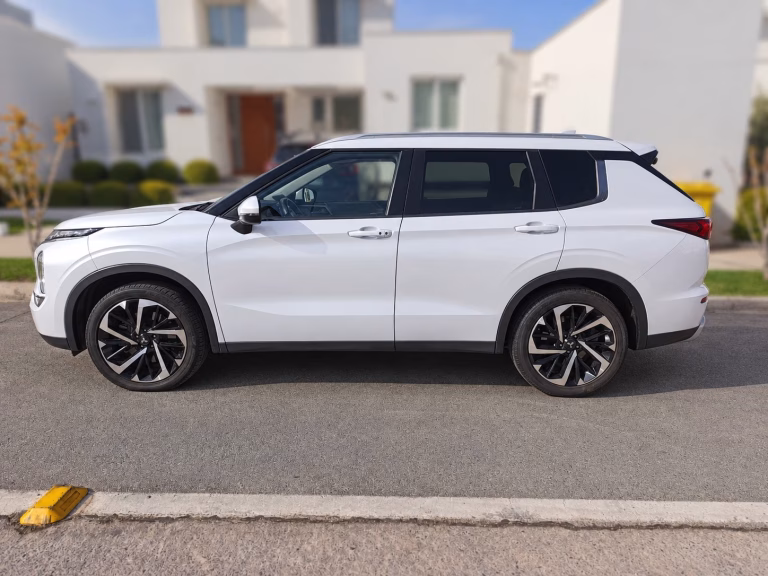 Mitsubishi Outlander — foto 8 de 20