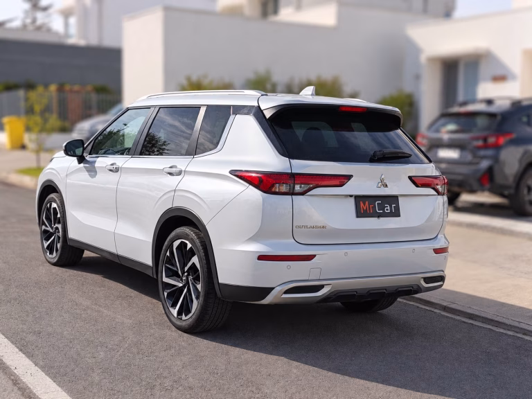 Mitsubishi Outlander — foto 9 de 20