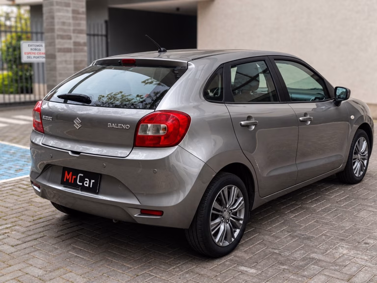 Suzuki Baleno — foto 4 de 17