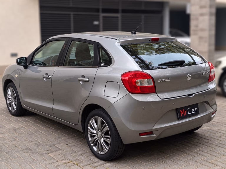 Suzuki Baleno — foto 8 de 17