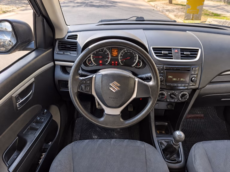 Suzuki Swift Gl Ac — foto 12 de 16